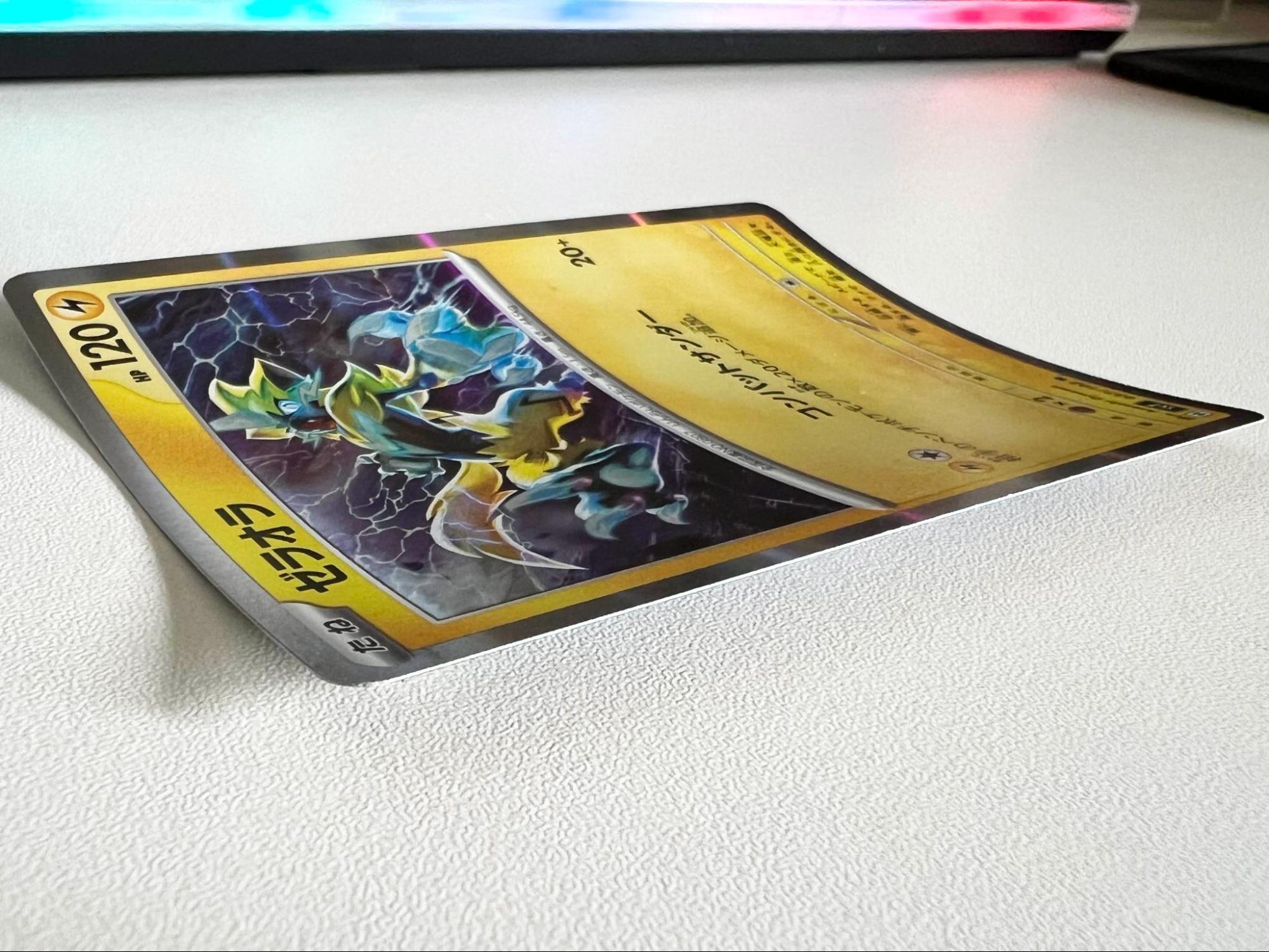 カードが反っている画像